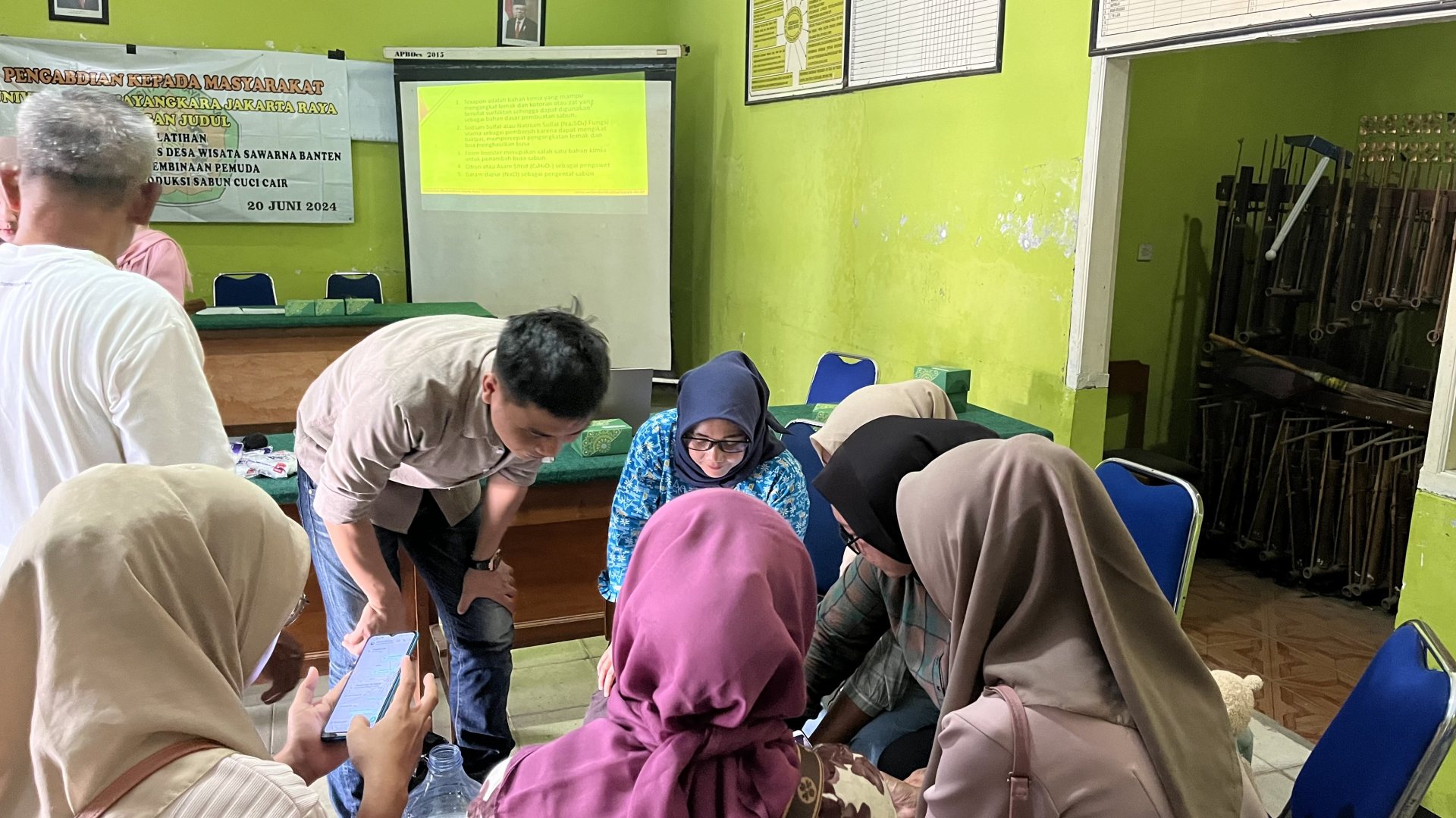 Peningkatan Kreativitas Desa Wisata Sawarna Melalui Produksi Sabun Cuci Cair: Kegiatan Pengabdian Masyarakat JPPM dan Fakultas Teknik Universitas Bhayangkara Jakarta Raya